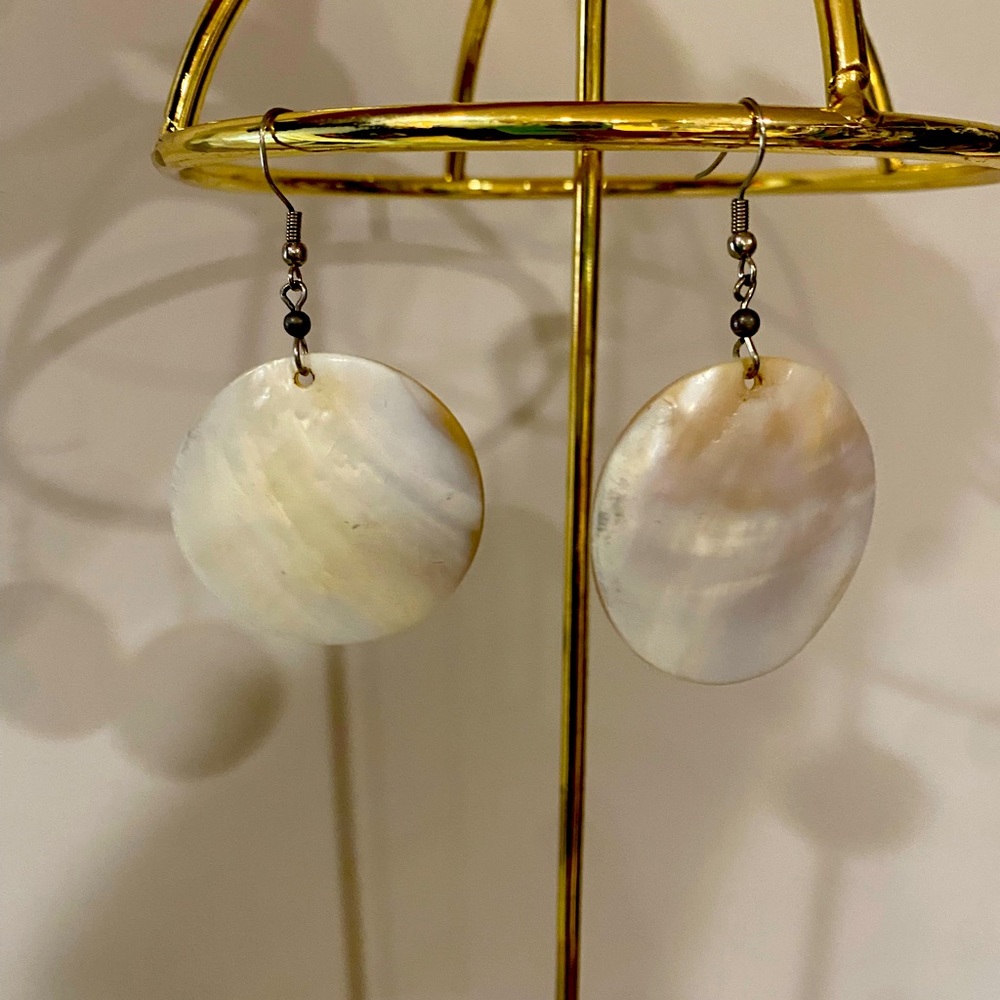 Pretty mother of pearl round earring